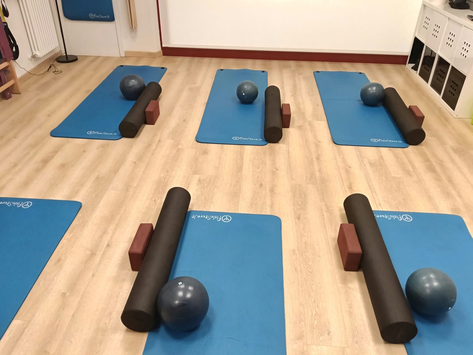 La sala corsi del Centro Fisio di Fidenza pronta per una lezione, con tappetini, rulli e palline